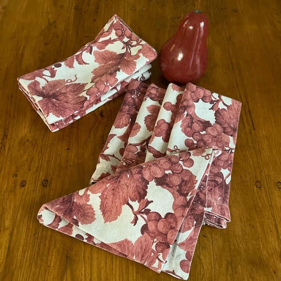 Williams Sonoma “ Sauvignon” Red Grape Table Linen Blend 10 Pc